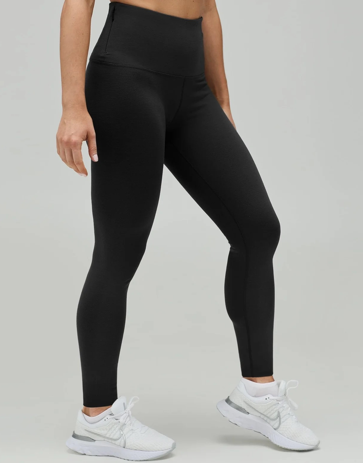 Travel leggings with outlet pockets